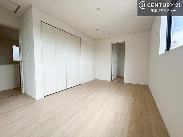 優しい光が差し込む洋室は、朝の目覚めも気持ちが良さそうですね。おうち時間もゆったりと過ごすことができます。優しい色合いのフローリングがどんな家具にもマッチします!