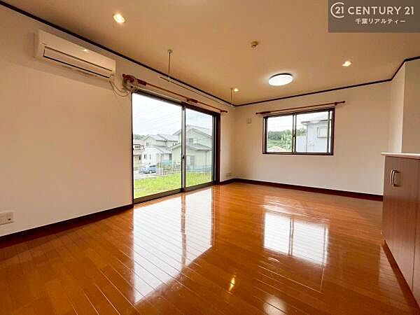 優しい陽だまりがリビングを包んでくれて居心地の良い空間を演出してくれます！くつろぎの時間を過ごせます！