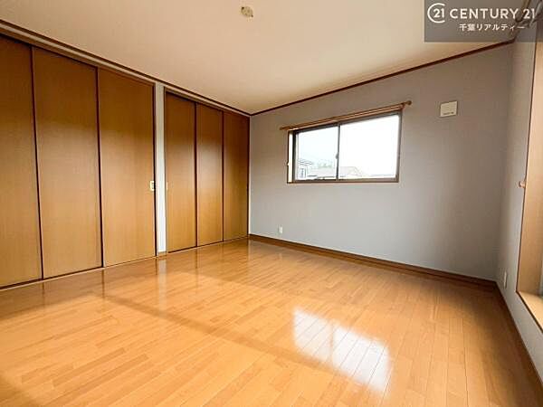 優しい光が差し込み、朝の目覚めも気持ちが良さそうですね。おうち時間もゆったりと過ごすことができます。優しい色合いの畳が癒しの空間を演出します！