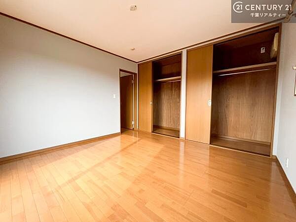 収納力のある洋室です。お部屋もすっきり広々と使えて気持ちが良いです！キレイな明るいお部屋で過ごすのは、更にのんびりゆっくりできますね！