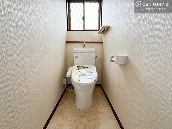 清潔感のある色味のお手洗いです！さわやかでスッキリする空間です！白を基調としているので、お手入れがしやすいトイレです！