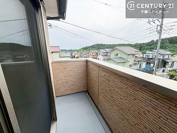 落ち着きある住宅街です！周囲には高い建物がなく、空が広く開放感があり、陽当たりを大きく遮られることもありません！気持ちの良い風が通り抜ける街並みです！