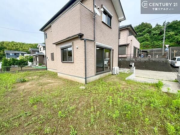 陽当たり良好なお庭です！晴れた日には青い空を見渡せる開放的な時間を楽しめます。ガーデニングや家庭菜園も楽しめます！