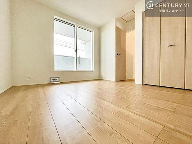 バルコニーに面した洋室は、たっぷりの陽光が差し込む明るい空間。一日の疲れをゆっくりと癒す主寝室としておすすめです。朝は心地よい光に包まれながら気持ちよく目覚められます。