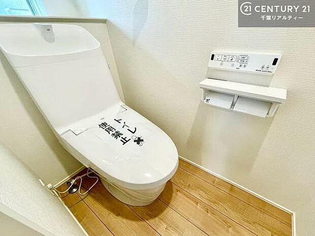 清潔感のある色味のお手洗いです!さわやかでスッキリする空間です!白を基調としているので、お手入れがしやすいトイレです!