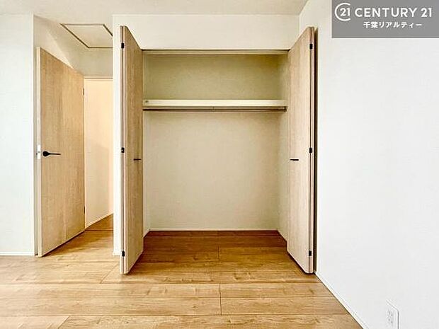 ハンガーポール付きのクローゼットを完備。洋服を掛けて収納できるため、シワになりにくくキレイに保管できます。上部棚にはバッグや帽子も置けて便利です。