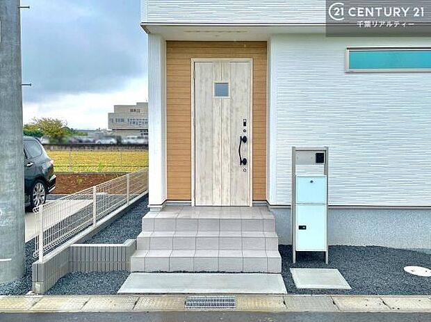 ポスト一体型宅配ボックス!玄関周りをすっきり見せつつ、再配達のストレスなく荷物を確実に受け取れる点が最大の特徴です。防犯性が高く、大型メール便にも対応可能!