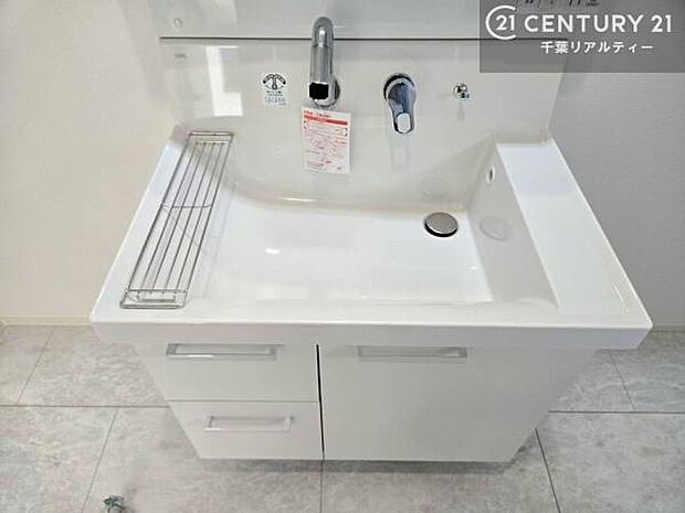 深い洗面台ボウルは、水が跳ねにくいのでお手入れが楽々!清潔感が保てます!キレイな洗面所で自分磨きのモチベーションが上がりますね!