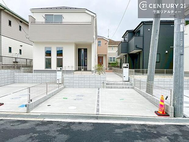 駐車スペースは2台分あります!セカンドカーはもちろん、バイクや自転車なども置き場所に困りません。