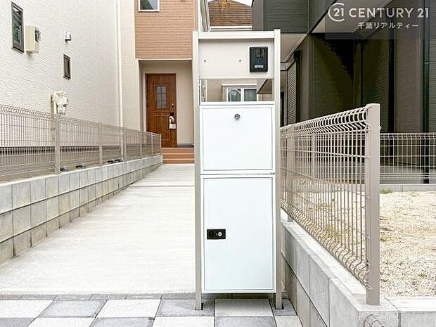 ポスト一体型宅配ボックス!玄関周りをすっきり見せつつ、再配達のストレスなく荷物を確実に受け取れる点が最大の特徴です。防犯性が高く、大型メール便にも対応可能!