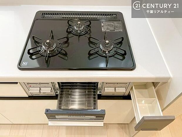 コンロは三口あるのでお料理の同時進行ができます。もちろんグリル付きです。調理スペースも広々している為作業がしやすい!使い勝手が良いシステムキッチンです!