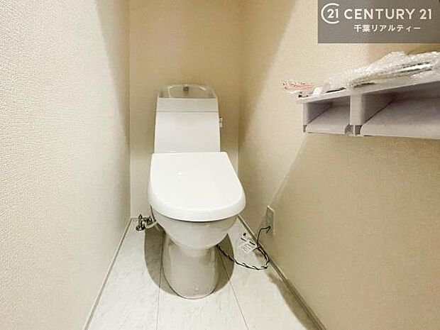 温水洗浄便座につき、冬場は便座が暖かくできるので冷たい便座に座らずに済む嬉しい仕様です!シンプルなカラーを基調としているので、お手入れがしやすいです。