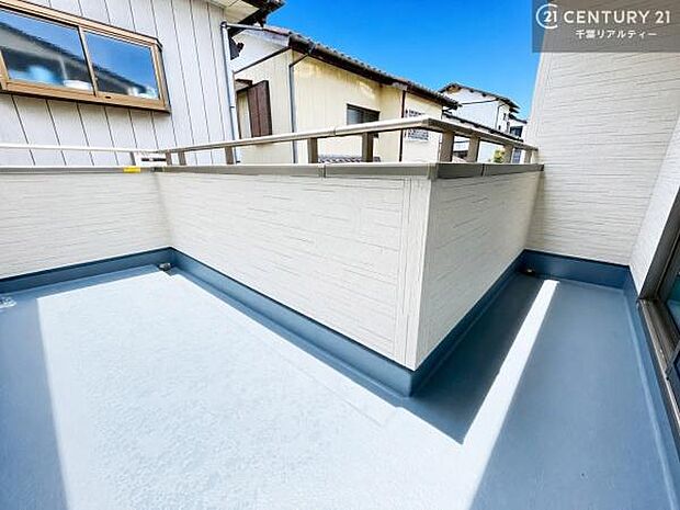 陽当たり良好なバルコニーです!晴れた日には青い空を見渡せる開放的な時間を楽しめます。