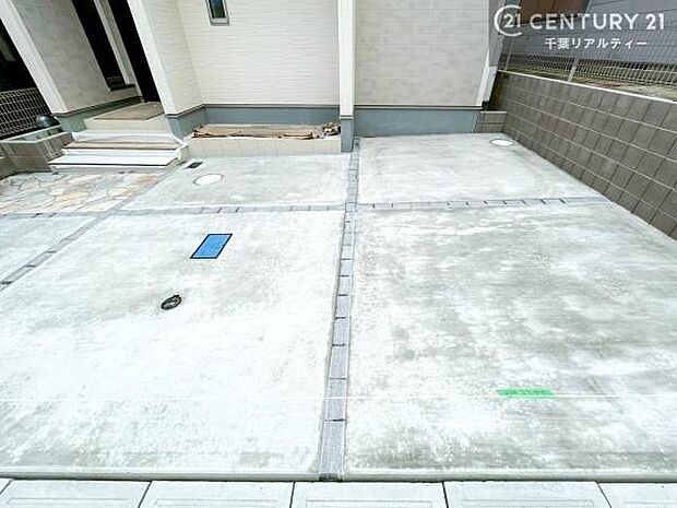 カースペースは並列で2台駐車可能なゆとりある設計。お車同士の入れ替えが不要なため、毎日の通勤やお出かけもスムーズに行えます。