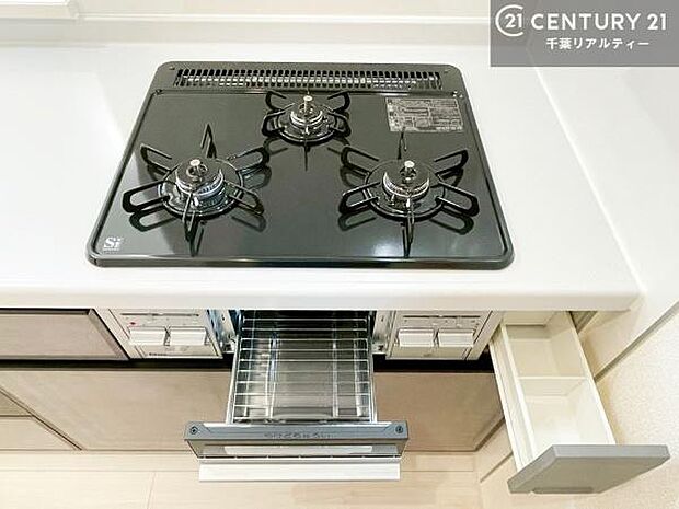 コンロは三口あるのでお料理の同時進行ができます。もちろんグリル付きです。調理スペースも広々している為作業がしやすい！使い勝手が良いシステムキッチンです！