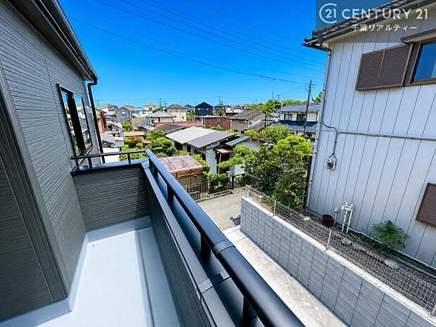 落ち着きある住宅街です！周囲には高い建物がなく、空が広く開放感があり、陽当たりを大きく遮られることもありません！気持ちの良い風が通り抜ける街並みです！