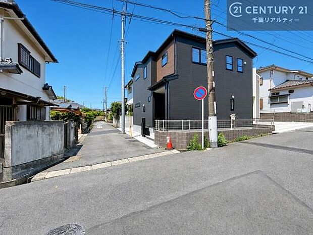 角地ならではの開放的な立地が魅力。周囲に圧迫感が少なく、のびのびとした暮らしを叶えます。