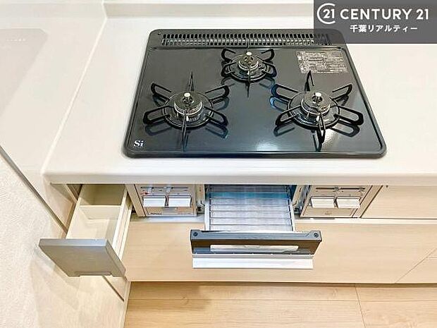 コンロは三口あるのでお料理の同時進行ができます。もちろんグリル付きです。調理スペースも広々している為作業がしやすい!使い勝手が良いシステムキッチンです!