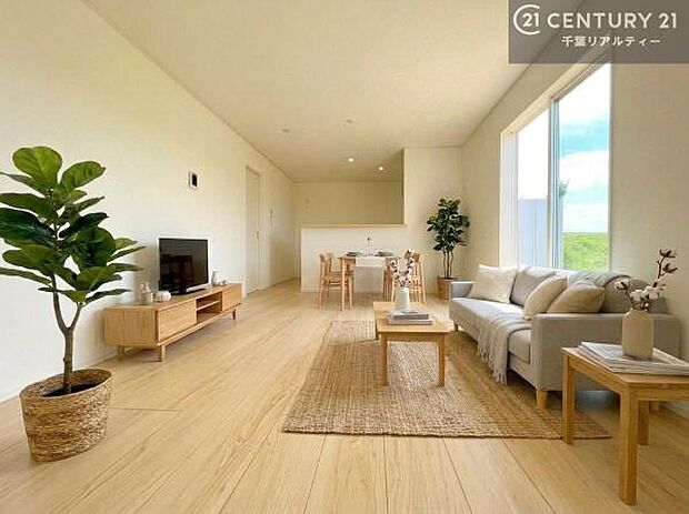 家具はCGパースです。心地良いリビングは家族が自然と集まります。家族団欒の時間が増えそうです。ご家族と、より一層充実した時間を過ごせそうですね。
