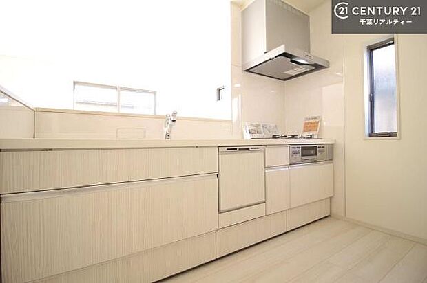 大人気の対面式システムキッチンを採用しています!ご家族のコミュニケーションが自然と増える設計です。お子様にも目が届くので嬉しいですね。収納力もあります!(同仕様)