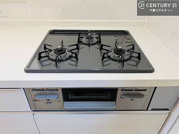 コンロは三口あるのでお料理の同時進行ができます。もちろんグリル付きです。調理スペースも広々している為作業がしやすい!使い勝手が良いシステムキッチンです!(同仕様)
