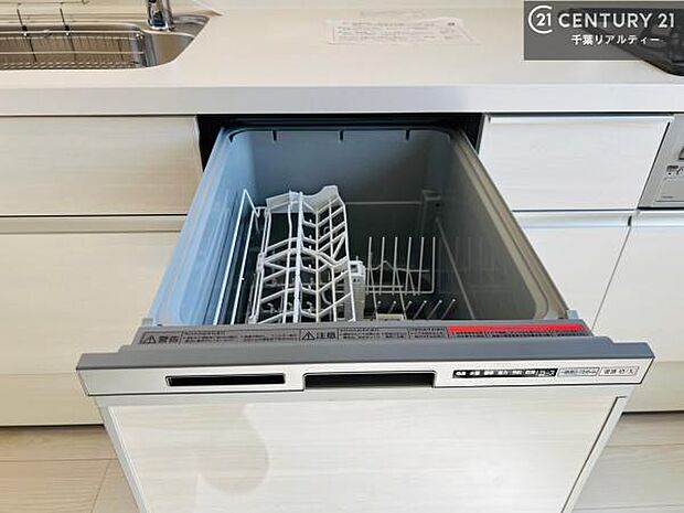 食洗機付きのキッチンです!忙しい時や手荒れ防止として大変活躍する便利な仕様です!ビルトインなのでキッチンの場所を取らず調理スペースを広く使うことが出来ます!(同仕様)