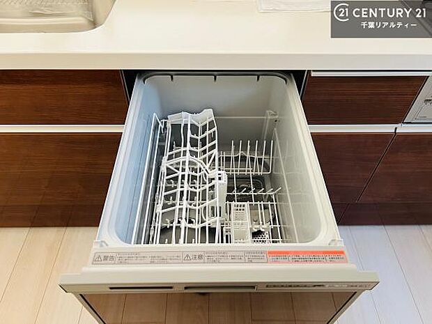 食洗機付きのキッチンです!忙しい時や手荒れ防止として大変活躍する便利な仕様です!ビルトインなのでキッチンの場所を取らず調理スペースを広く使うことが出来ます!(同仕様)