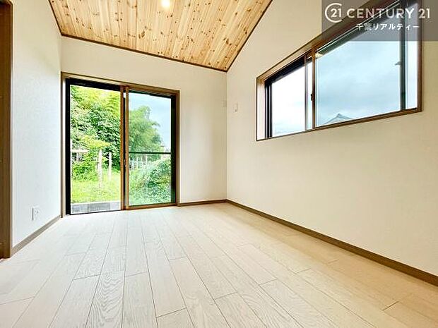 2面採光を確保した明るい室内は、風通しも良く大変居心地の良い空間となっております。リラックスして過ごせる心地の良いお部屋です!