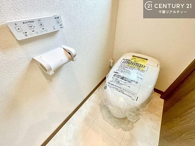 スタイリッシュなタンクレストイレですっきりとした見栄え!!