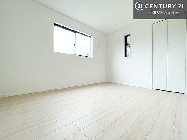 掃き出し窓がないお部屋は、お子様のお部屋としても安心です!収納スペースも充実しているので散らかったお部屋をサッと片付けられます!