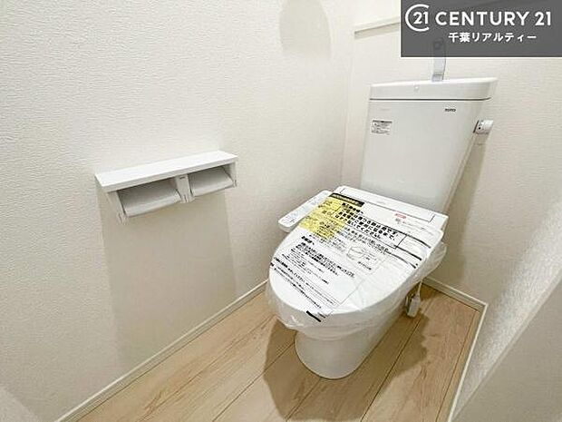 1・2階にトイレがございます!朝の忙しい時間帯も待たずにすみそうですね。白を基調とした清潔感のあるトイレでお手入れがしやすいです!