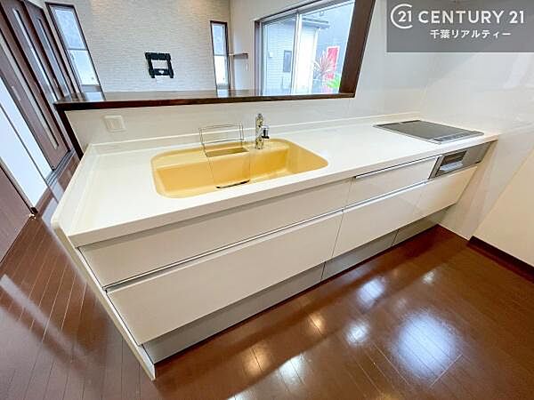 大人気の対面式システムキッチンを採用しています！ご家族のコミュニケーションが自然と増える設計です。お子様にも目が届くので嬉しいですね！広々使えて快適で作業が進みます。