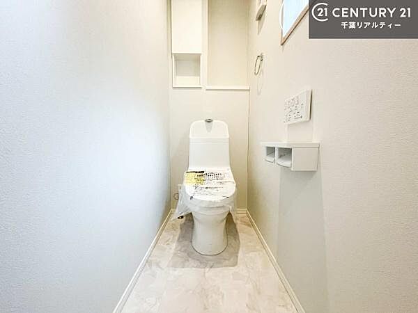 1・2階にトイレがございます！朝の忙しい時間帯も待たずにすみそうですね。白を基調とした清潔感のあるトイレでお手入れがしやすいです！【他号棟写真】