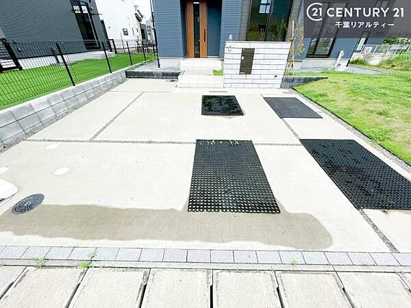 カースペース付きなのでマイカーをお持ちの方も安心ですね！ぜひ現地にてお確かめくださいませ！【他号棟写真】