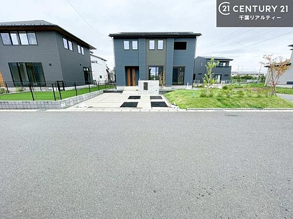 陽当たり良好なお庭です！晴れた日には青い空を見渡せる開放的な時間を楽しめます。ガーデニングや家庭菜園も楽しめます！【他号棟写真】