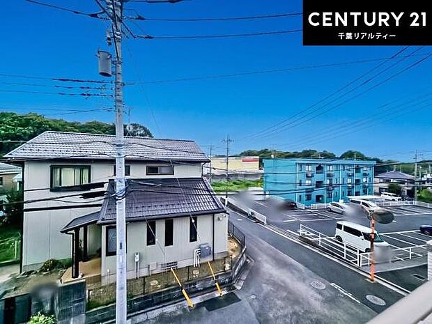 晴れた日には青い空を見渡せる開放的な時間を楽しめます。気持ちの良い風が通り抜ける街並みです!
