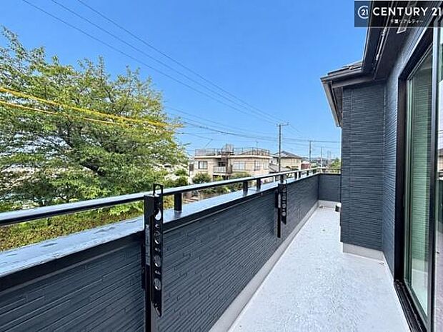 陽当たり良好なバルコニーです!晴れた日には青い空を見渡せる開放的な時間を楽しめます。