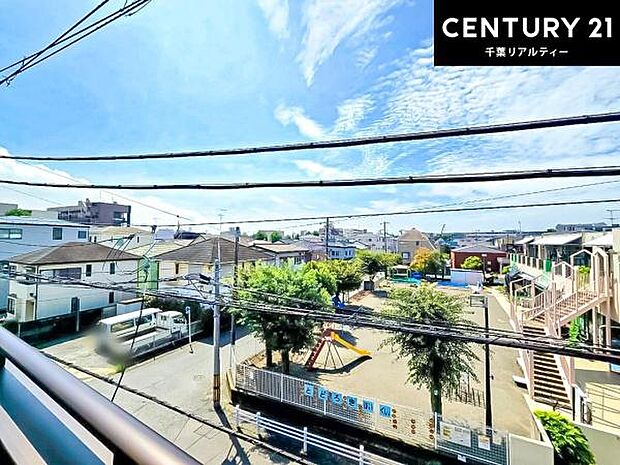 落ち着きある住宅街です!周囲には高い建物がなく、空が広く開放感があり、陽当たりを大きく遮られることもありません!気持ちの良い風が通り抜ける街並みです!