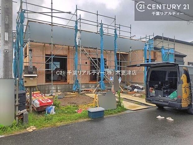 カースペースは並列で3台駐車可能(車種による)。お車以外に自転車を置いたりすることもできます！