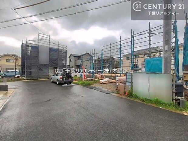 前面道路は6m!陽当り良好な立地です。車庫入れが苦手な方も安心ですね。