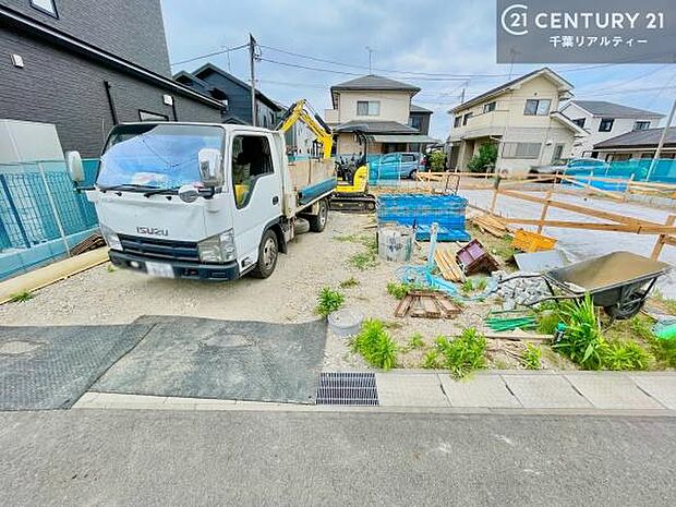 駐車スペースは最大3台分あります！セカンドカーはもちろん、バイクや自転車なども置き場所に困りません。
