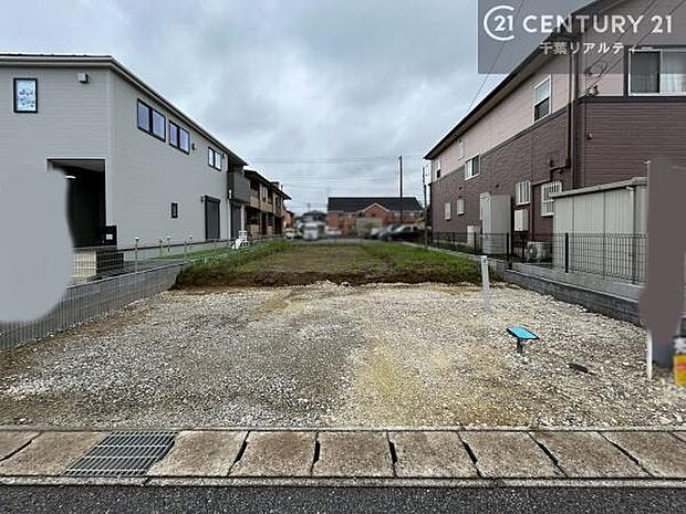 カースペースは並列で2台駐車可能なゆとりある設計。お車同士の入れ替えが不要なため、毎日の通勤やお出かけもスムーズに行えます。