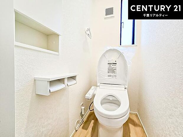 1・2階にトイレがございます!朝の忙しい時間帯も待たずにすみそうですね。白を基調とした清潔感のあるトイレでお手入れがしやすいです!