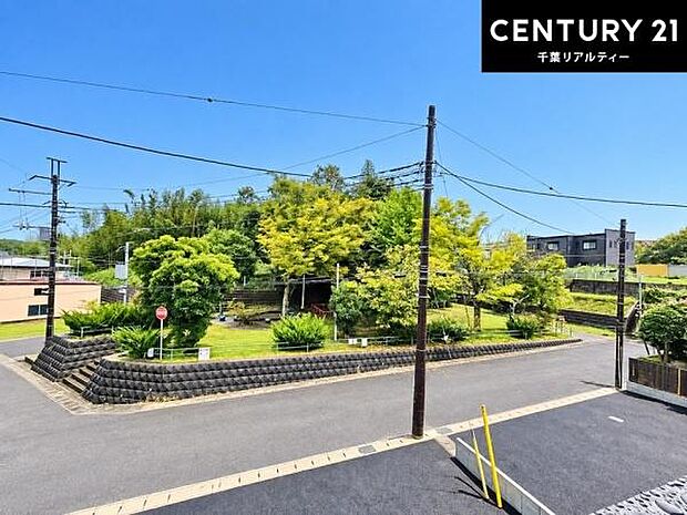 落ち着きある住宅街です!周囲には高い建物がなく、空が広く開放感があり、陽当たりを大きく遮られることもありません!気持ちの良い風が通り抜ける街並みです!