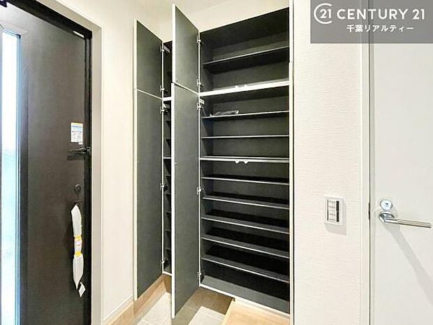 玄関収納が充実しているので、玄関周りがスッキリ片付き来客時にも靴の置き場に困りません!