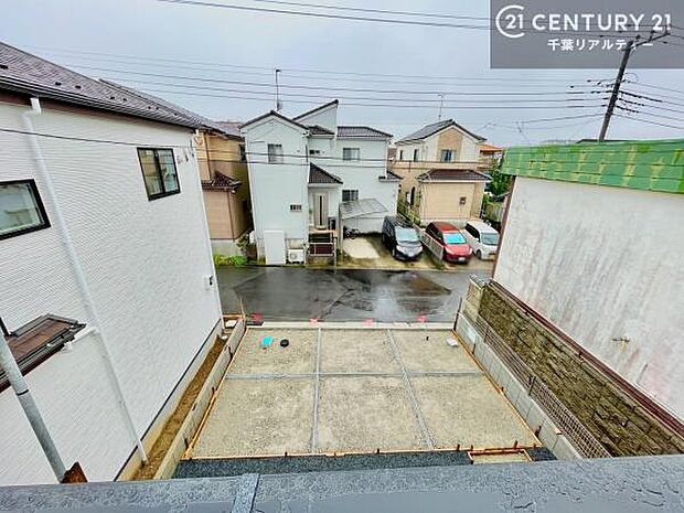 落ち着きある住宅街です!周囲には高い建物がなく、空が広く開放感があり、陽当たりを大きく遮られることもありません!気持ちの良い風が通り抜ける街並みです!