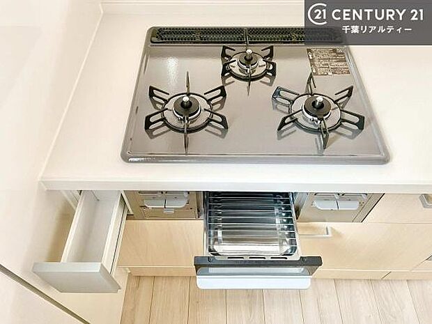 コンロは三口あるのでお料理の同時進行ができます。もちろんグリル付きです。調理スペースも広々している為作業がしやすい！使い勝手が良いシステムキッチンです！