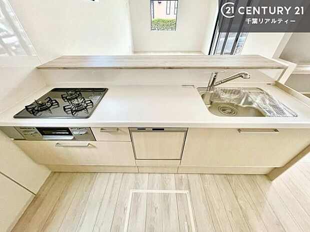 大人気の対面式システムキッチンを採用しています！ご家族のコミュニケーションが自然と増える設計です。お子様にも目が届くので嬉しいですね！広々使えて快適で作業が進みます。