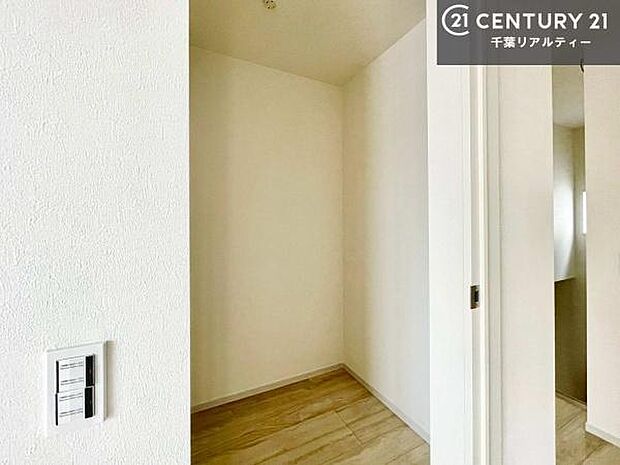 収納が充実しているからこそ、お部屋はいつも広々。掃除や片付けもラクになり、居心地の良い暮らしが続きます。