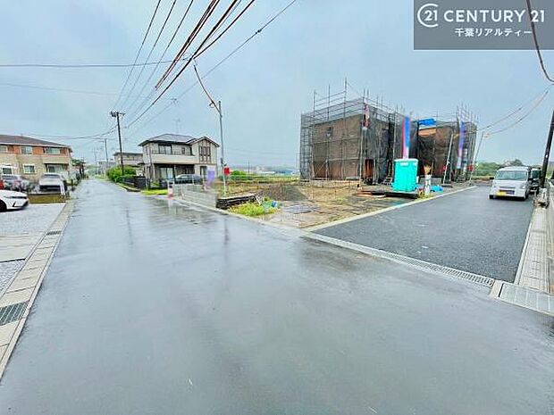 陽当り良好な立地です。車庫入れが苦手な方も安心ですね。